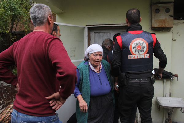 Annesini rehin alan eski boksöre biber gazlı müdahale