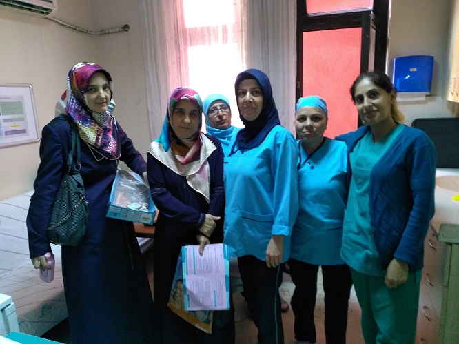 Diyanet görevlileri lokum dağıttı