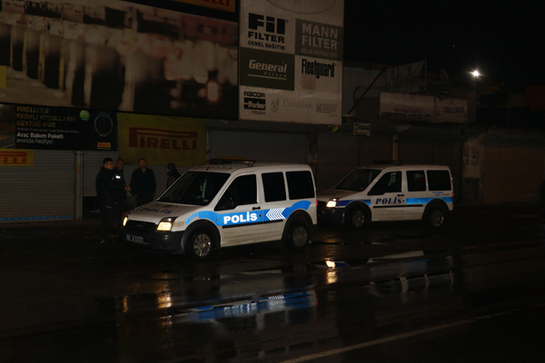 Polisi görünce yol kenarına atıp kaçtı