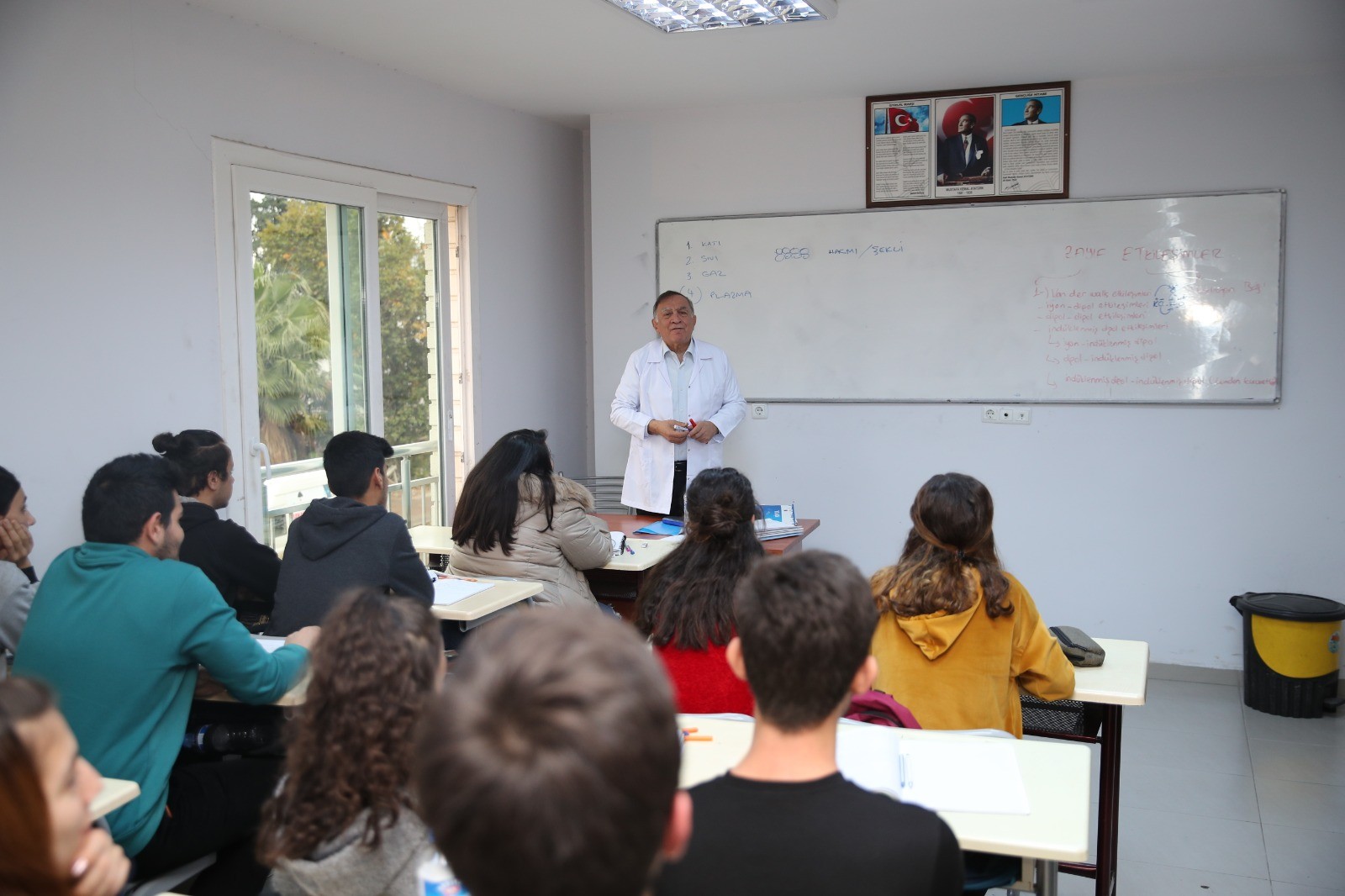 Başkan Akay, kimya dersi anlattı