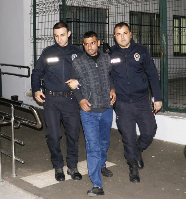 Adana polisinden şafak vakti 52 firariye operasyon