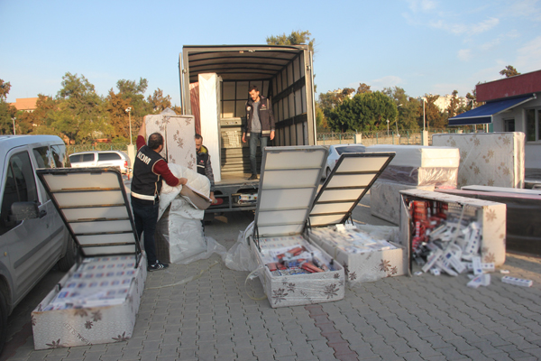 Baza içinde kaçak sigara çıktı