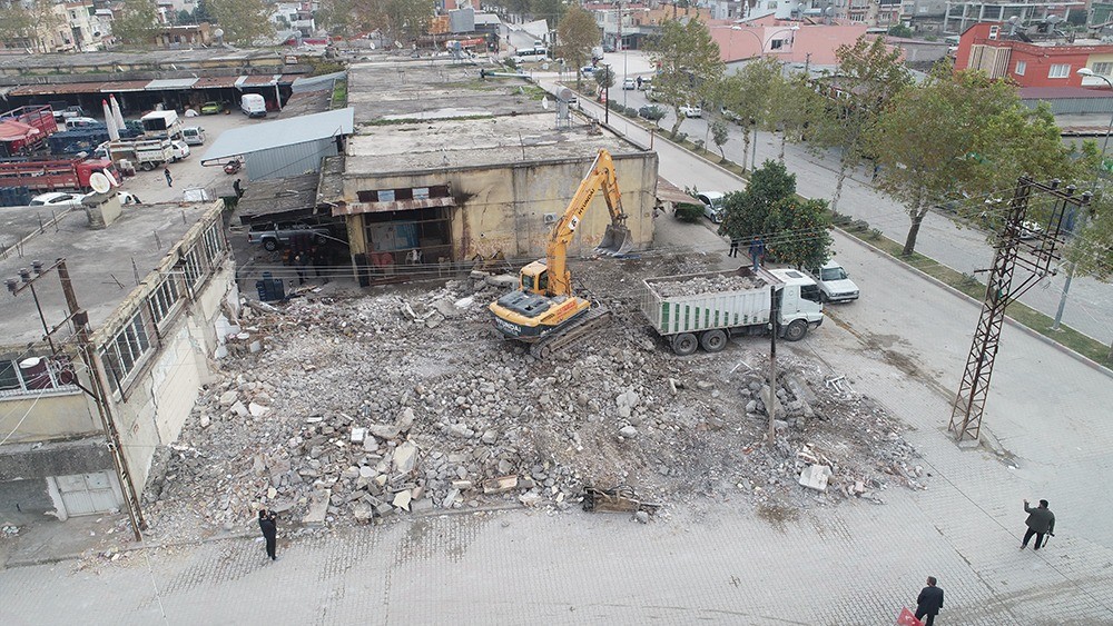 Ceyhan’da atıl binalar yıkılıyor