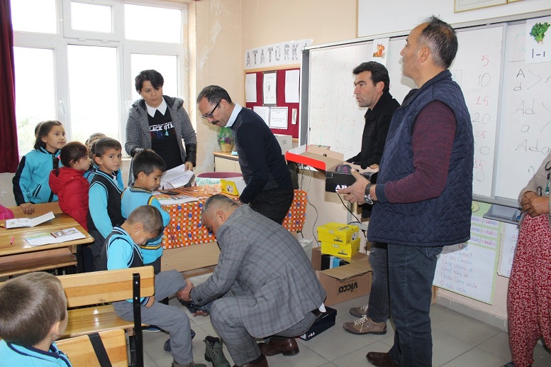Hayırsever işadamından öğrencilere ayakkabı desteği