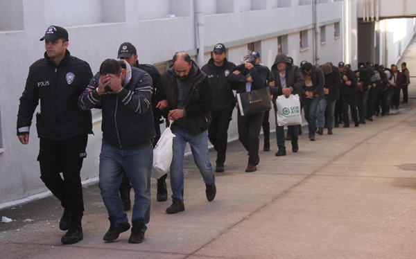 Polisin kurye olup takip ettiği, tamirci olup yakaladığı zanlılar adliyeye sevk edildi