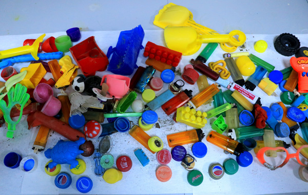 Sahiller plastik çöplüğü