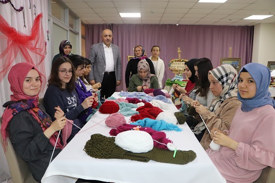 Üniversiteli kızlardan yürek ısıtan davranış