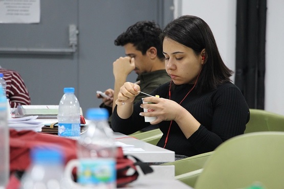 Kütüphanede ders çalışan öğrencilere sıcak çorba ikramı