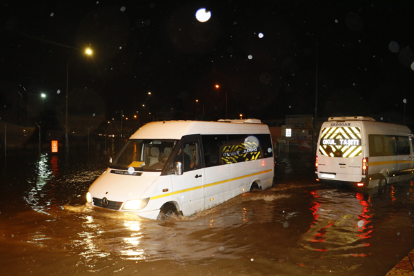 Adana’da sağanak yağış hayatı olumsuz etkiledi