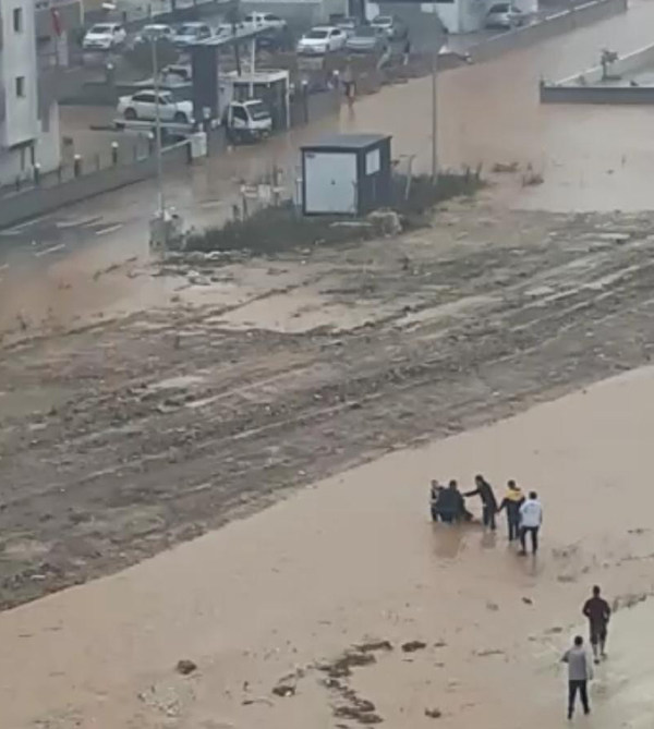 Sel sularına kapılan çocuğu vatandaşlar kurtardı