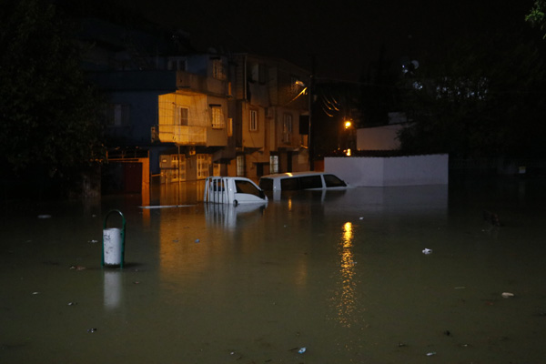 Sulama kanalı taştı ana yol sular altında kaldı