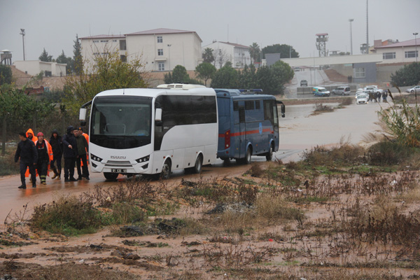 Mahkumlar nehre dönen cezaevi yolunda kaldı