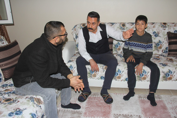 Sele kapılan çocuk taburcu olunca kahramanına koştu