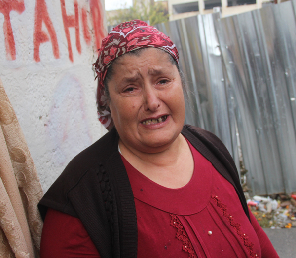 Yağmurda evsiz kalan kadın gözyaşlarına boğuldu