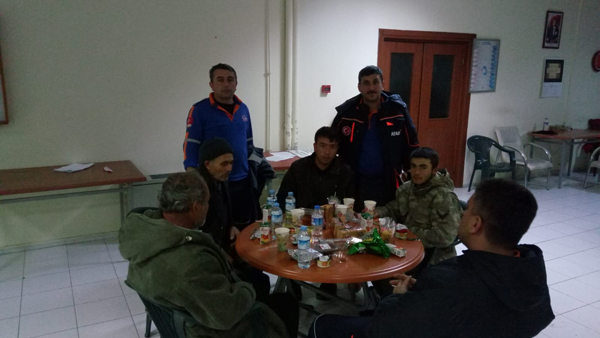 11 saat mahsur kaldılar, helikopterle kurtarıldılar