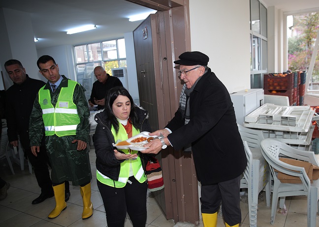 Akay, mağdur halka yemek ve ayakkabı dağıttı
