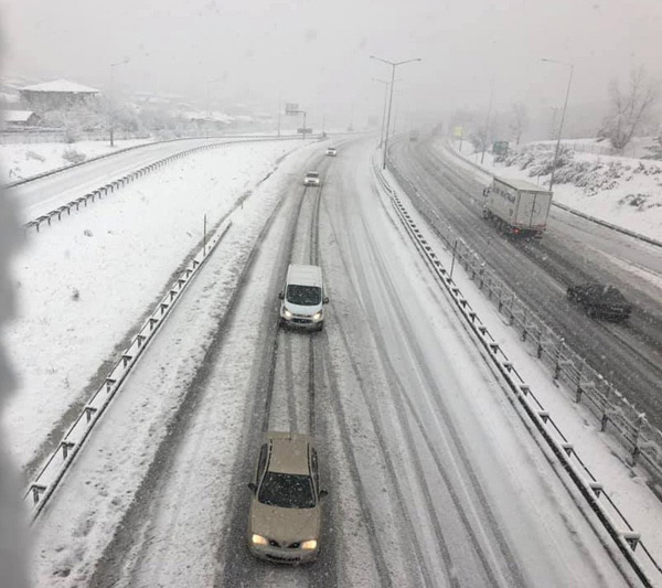 Pozantı’da kar yağışı trafiği aksattı