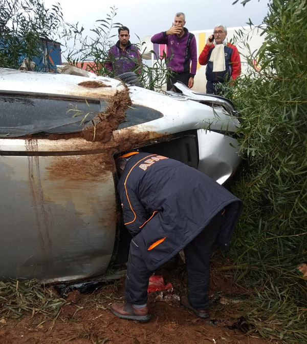 Otomobilde sıkışan şahsı AFAD kurtardı