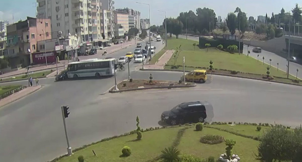Kırmızı ışıkta geçti, kaldırımda yürüyen kadına çarptı