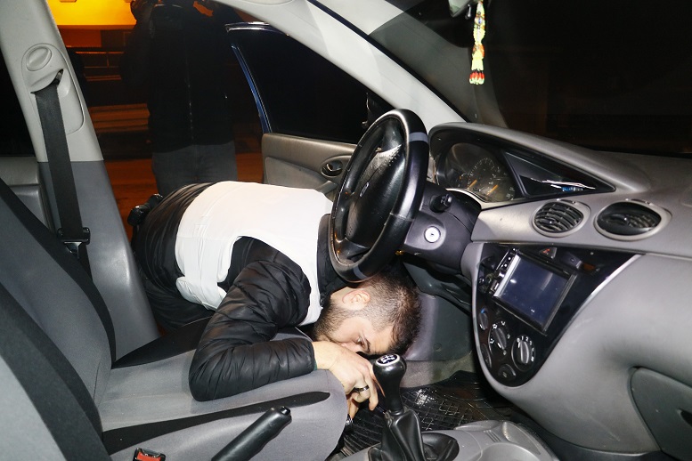 Polislerden narkotik uygulaması