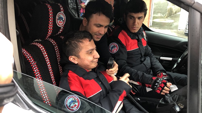 POLİS 2 KARDEŞİ SEVİNDİRDİ