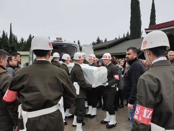 Astsubay eşini
