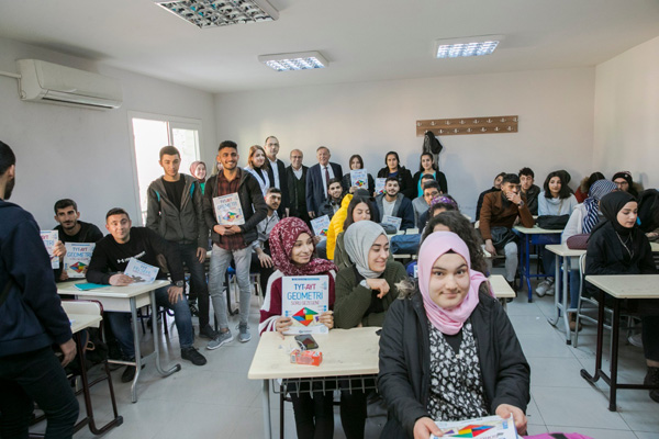 Akay, üniversite hazırlık seti dağıttı
