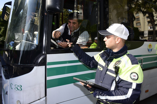 Polis yolcu kılığına girip kurallara uymayan şoförlere ceza kesti