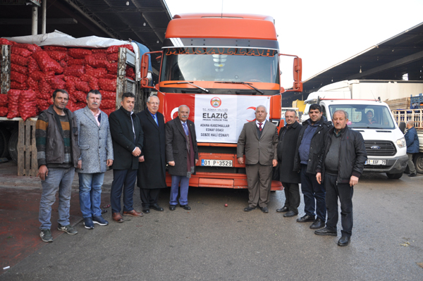 Adana'dan depremzedelere 2 tır dolusu sebze ve meyve
