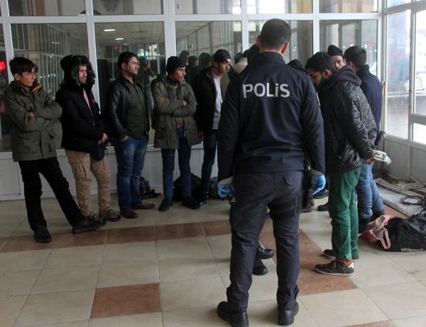 Adana'da 12 kaçak göçmen yakalandı