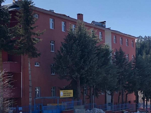 Çamlıyayla'da öğrenci yurdunun çatısı uçtu