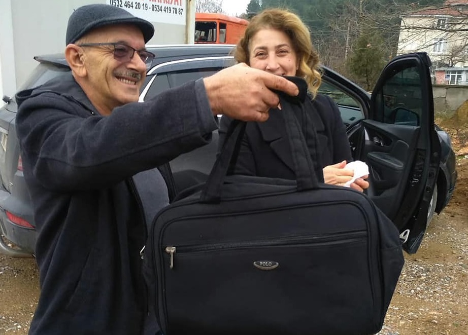 ALTIN DOLU ÇANTAYI ÇÖPE ATTI!