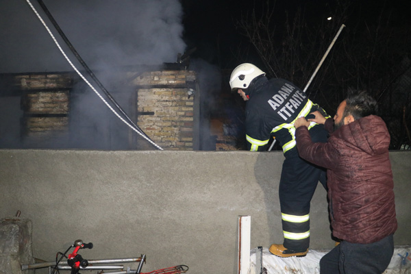 
Adana’da 2 katlı ahşap ev yangında kül oldu