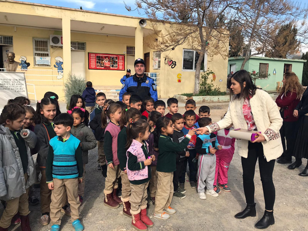 Polis, öğrencileri çikolatayla karşıladı