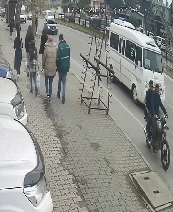 Eşiyle görüntülü konuşan turistin cep telefonunu çaldılar