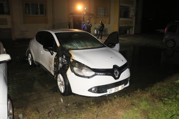 Park halindeki otomobil benzin dökülerek kundaklandı