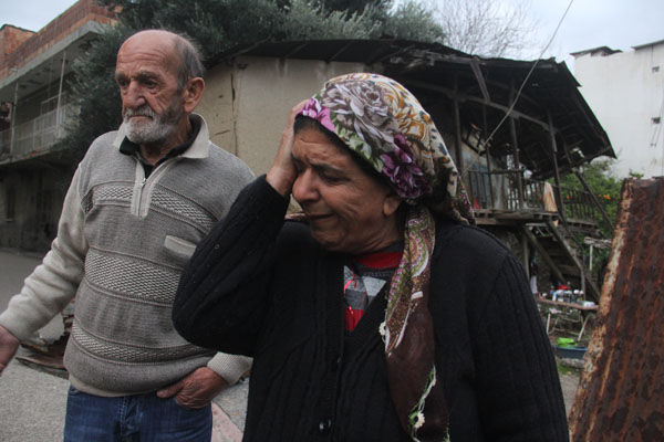 2 aydır yan yatmış evde yaşam mücadelesi verdiler