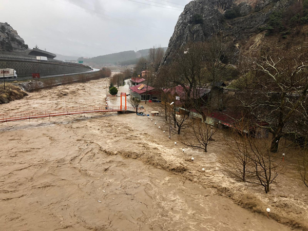 Adana'da sel köprü yıktı