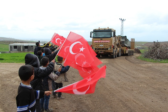 Çocuklar askerleri bayraklarla karşıladı
