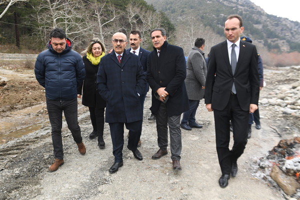 Vali Demirtaş Pozantı’daki sel bölgesinde