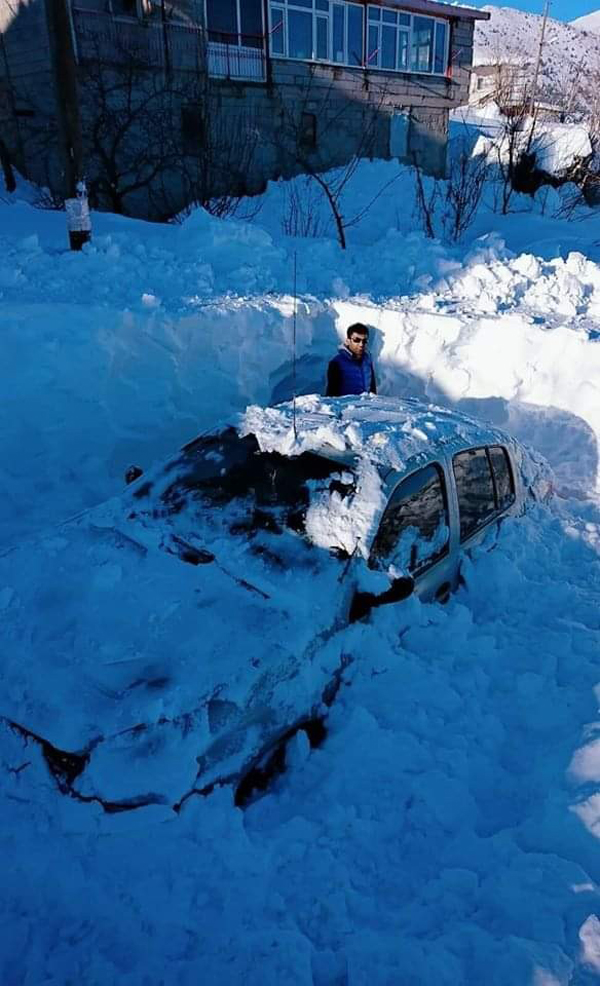 Tufanbeyli'de kar insan boyunu geçti