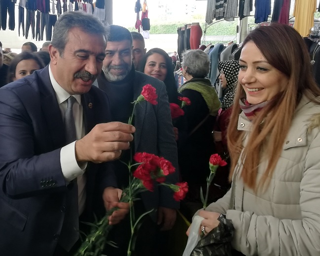 Gül dağıttı gözleme pişirdi