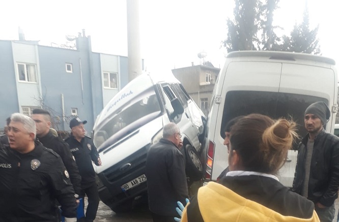 2 minibüs kaza yaptı: 20 yaralı