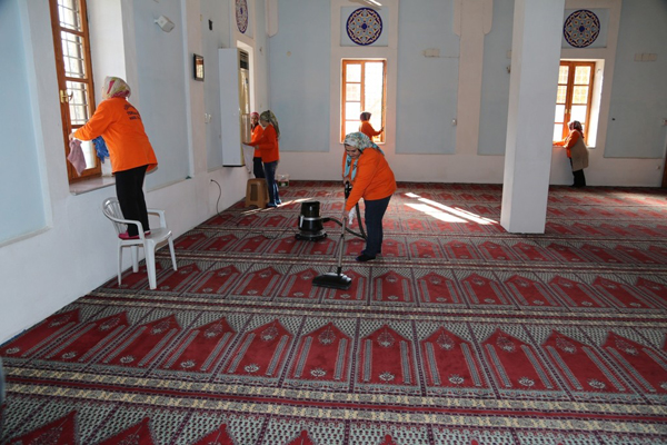 Yüreğir’de ibadethaneler düzenli olarak temizleniyor