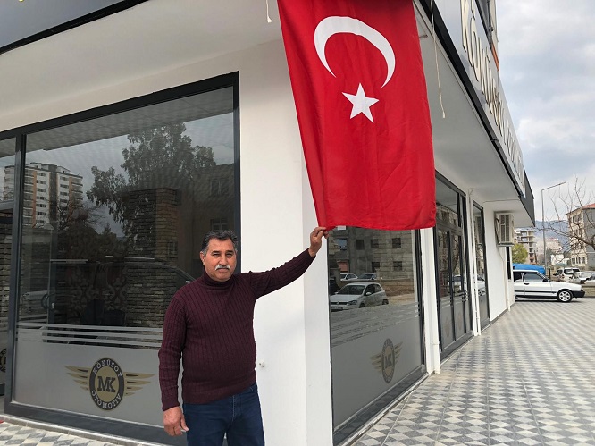 Kozan'da bayraklar şehitler için dalgalanıyor