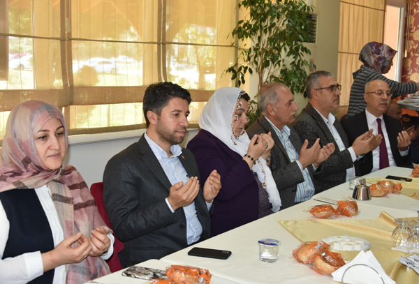 AK Parti’den şehit ve gazi aileleriyle bir arada