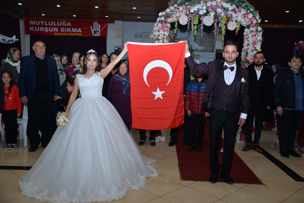 Düğünlerinde İdlib şehitlerini unutmadılar
