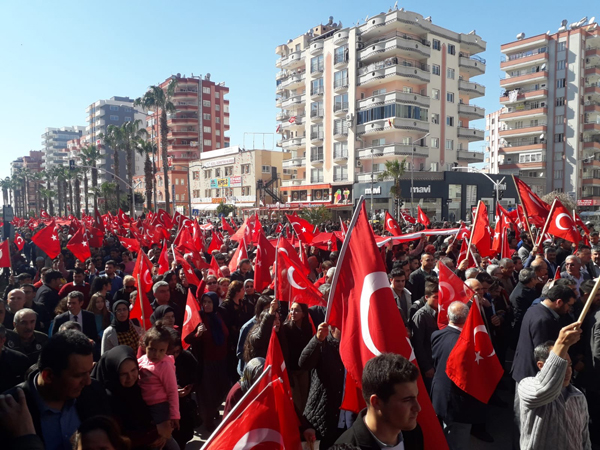 Şehitler için bayrak yürüyüşü