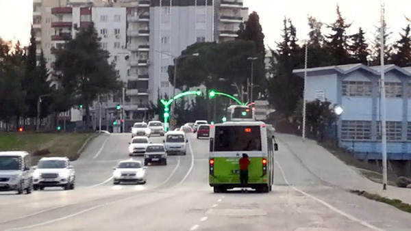 Öğrencilerin 3 kilometre tehlikeli yolculuğu