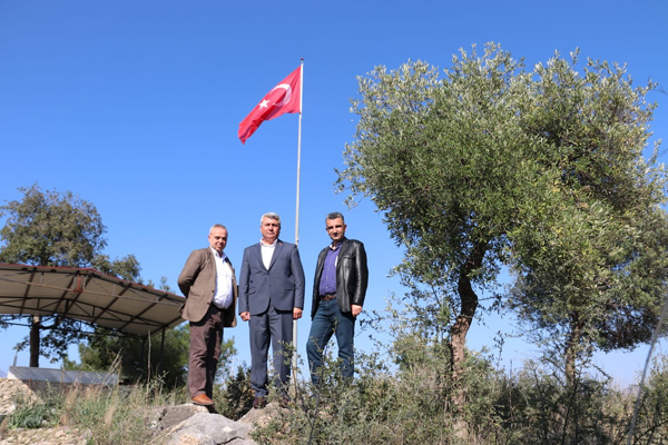 Kozan'da şehitler anısına dev Türk Bayrağı asıldı